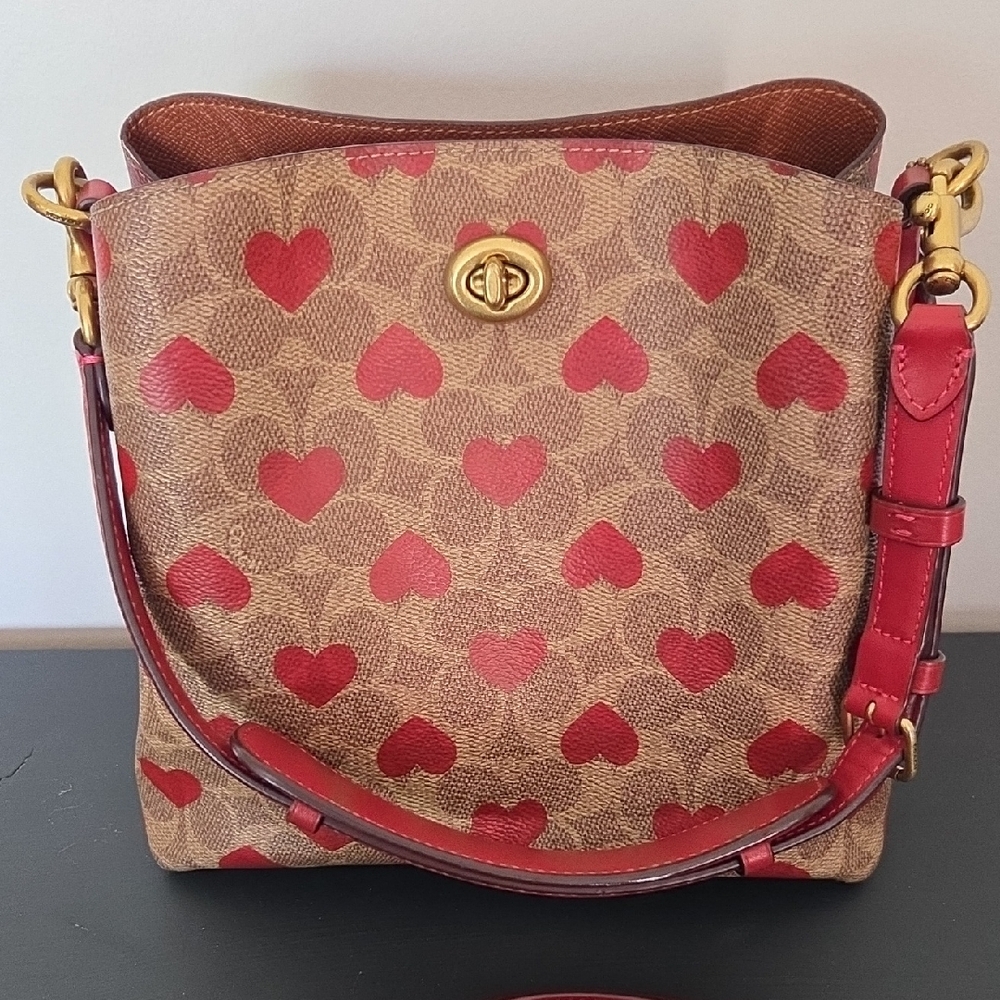 Willow Bucket Bag In Signature Canvas With Heart Print
C8389 - Picture 3 of 16